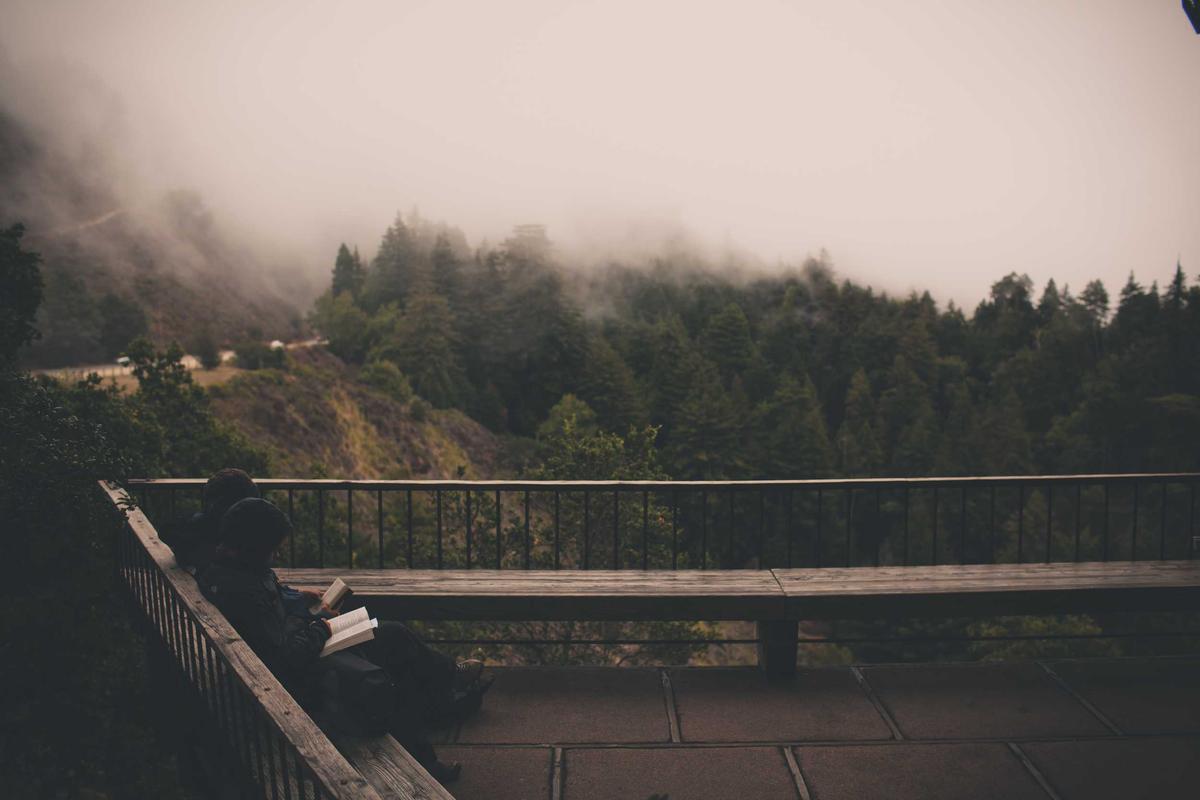 Cabine de soin baignée de lumière tamisée au spa Hypermist Wood à Aix-les-Bains